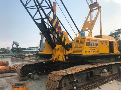 CRAWLER CRANE IN USE