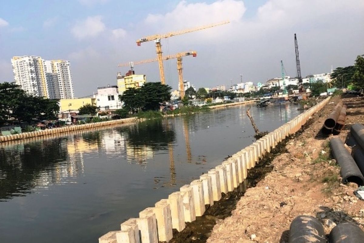 DRIVING SHEET PILE FOR EMBANKMENT PROTECTION