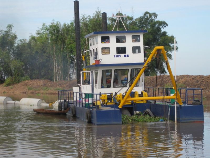 DREDGER SHIP IN USE