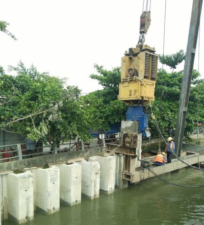 DIESEL HAMMER &amp; ACCESSORIES IN USE